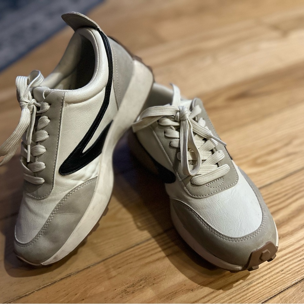 DV by dolce vita women’s size 8 Cream and Black Low-Top Sneakers
